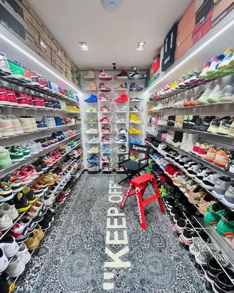 Sneakerhead Bedroom, Kasut Nike, Sneaker Room, Sneaker Wall, Shoe Store Design, Sneakerhead Room, Sneaker Closet, Hypebeast Room, Shoe Room