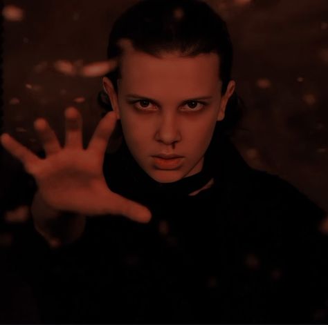 #strangethings #evelen Emo Eleven Stranger Things, Eleven Stranger Things Icons, Eleven Using Her Powers, Stranger Things Scary, Claudia Stilinski, Stranger Things 11, Stranger Things Millie Brown, Eleven St, El Hopper