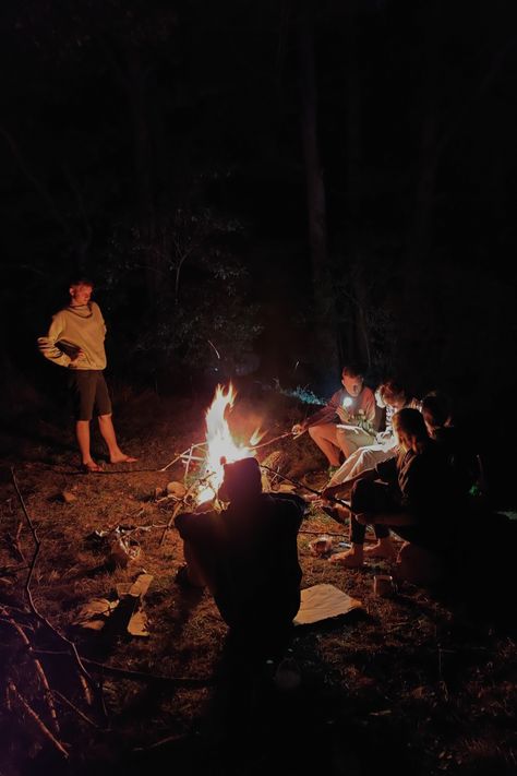 Bonfires With Friends, Bon Fire Aesthetic With Friends, Bonfire Friends Aesthetic, Bonfire With Friends Aesthetic, Fire Pit With Friends, Bonfire Aesthetic Friends, Bonfire Date, Campfire With Friends, Bonfire With Friends