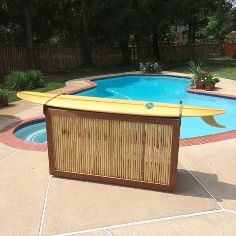 Surfboard Countertop, Surf Board Bar, Surfboard Bar Top, Surfboard Bar, Surf Board Ideas, Pool Cabana Ideas, Duck Dinner, Backyard Entertaining Space, Tiki Bars Diy