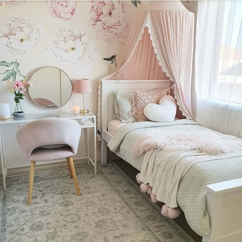 Rainbow Birds, Toddler Girl Room, Cute Bedroom Ideas, Relaxing Bedroom, Toddler Bedrooms, Moon Sun, Tiny Bedroom, Big Girl Rooms, Interior Home