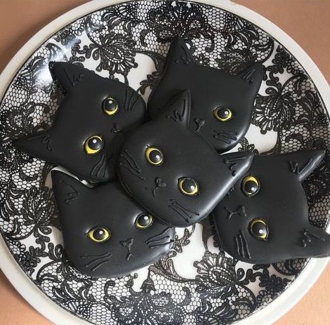 Halloween Cupcake Ideas, Kitty Cake, Halloween Cupcake, Halloween Baking, Fancy Cookies, Cookie Inspiration, Cupcake Ideas, Iced Cookies, Halloween Snacks