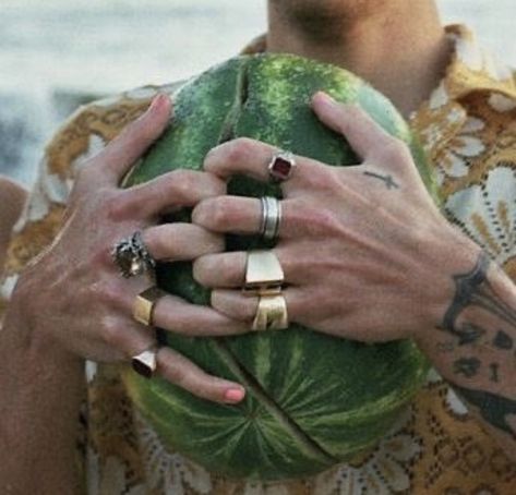 One Direction Fotos, Harry Styles Hands, Harry Styles Watermelon Sugar, Lip Syncing, Harry Styles Tattoos, Harry Styles Aesthetic, Harry Styles Pictures, Harry Styles Photos, Mr Style