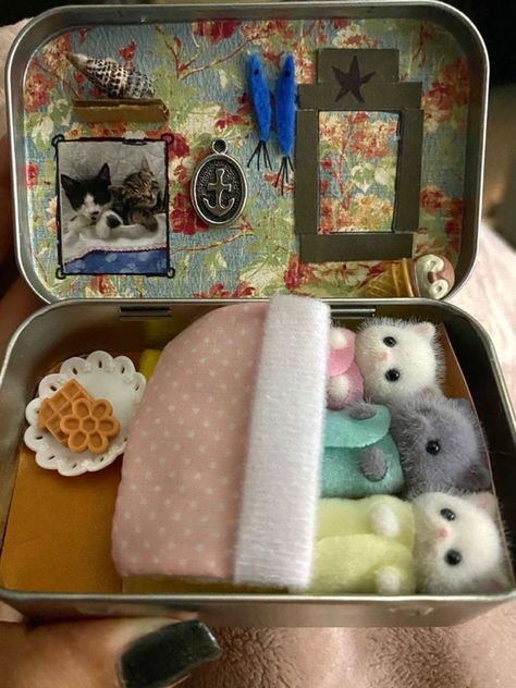 Plastic Baby Crafts, Altoids Wallet Calico Critters, Crafts With Boxes, Altoids Wallets, Altoid Wallet, Tin Wallet, Mint Tin Crafts, Altoids Wallet, Orange Kitten