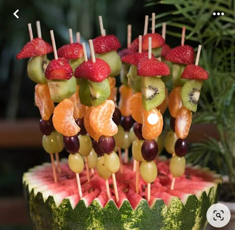 Fruit Platter Ideas Party, Fruit Stick, Edible Fruit Arrangements, Fruit Buffet, Fruit Kebabs, Fruit Sticks, Fruit Platter Designs, Mexican Snacks, Fruit Skewers