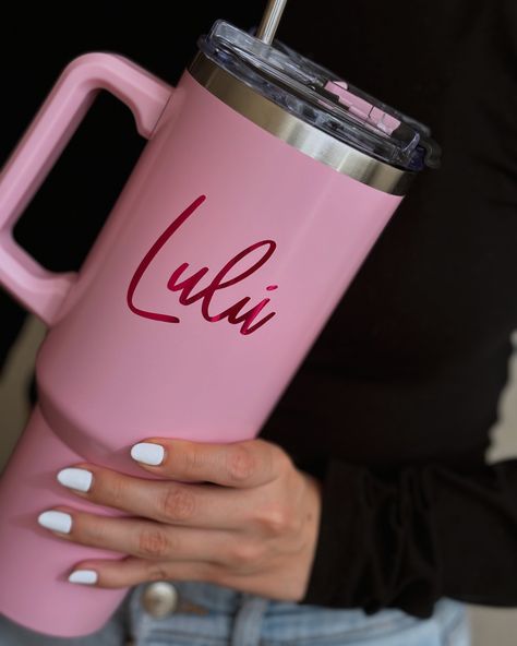 40 oz Personaliza como tú quieras 💕 #vasospersonalizados #termospersonalizados #40oztumbler Cottagecore Icons, Store Ideas, Pink Vibes, Tumbler, Cricut, On Instagram, Quick Saves