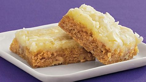 Treat your family with these bars that are made with nuts and cream cheese – a delicious dessert. Cream Cheese Squares, Cream Cheese Bars Recipe, Sopapilla Cheesecake Bars, Cheese Squares, Cheese Bars, Dessert Squares, Cream Cheese Bars, Blondies Brownies, Easy Sweets