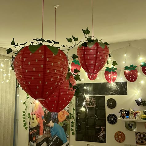 strawberry room and pretty lights :3 Strawberry Lantern Room Decor, Strawberry Themed Room Aesthetic, Strawberry Shortcake Room Ideas, Strawberry Aesthetic Room, Strawberry Living Room, Fruit Themed Room, Strawberry Apartment, Strawberry House Decor, Strawberry Carpet