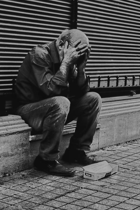 Photo Noir, Homeless People, Old People, White Photo, Pose Reference, Street Photography, Art Reference, Black White, Human