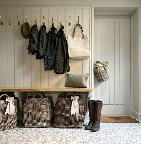 Cottage Hallway, Boot Room Utility, Small Mudroom, Utility Room Designs, Mudroom Makeover, Mud Room Entry, Mudroom Decor, Mudroom Laundry Room, Mudroom Design