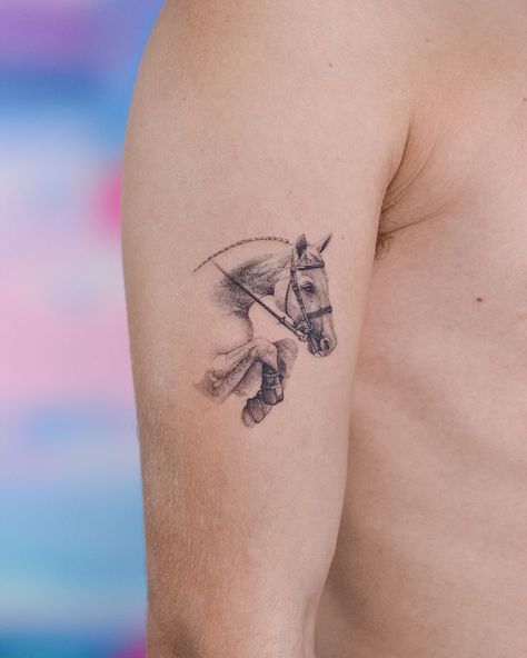 Fineline Horse Tattoo, Horse Tattoo Design For Men, Mustang Horse Tattoo, Small Horse Tattoos For Women, Horse Tatoos Ideas, Tiny Horse Tattoo, Minimalist Horse Tattoo, Equestrian Tattoo, Horse Tattoo Ideas