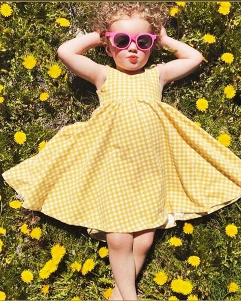 Summer Kid Photoshoots, Kids Summer Photoshoot Ideas, Summer Pictures For Kids, Toddler Summer Photoshoot, Toddler Girl Photoshooting, Spring Kids Photoshoot, Kid Photoshoot Ideas Outdoors, Toddler Girl Photoshooting Ideas, Kids Poses For Photoshoot