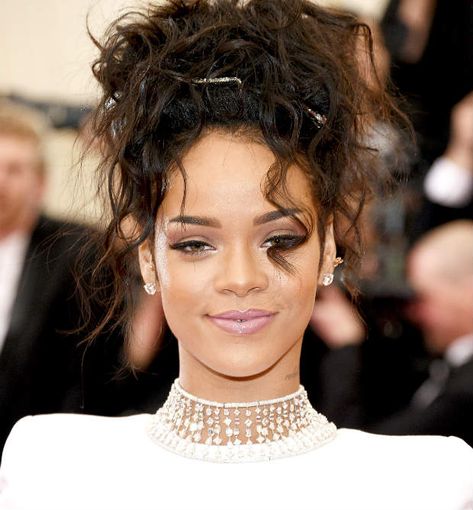 Rihanna_Updo_Waves_ Rihanna Hairstyles, Summer Hair Trends, Rihanna Looks, Rihanna Photos, Messy Updo, Fenty Beauty, Summer Hairstyles, Hair Looks, Hair Trends