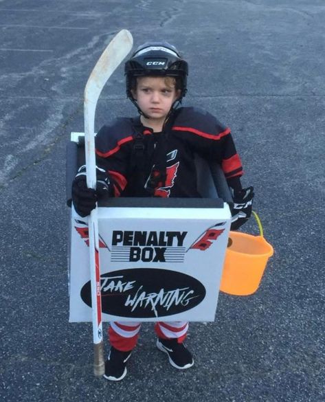 Hockey Halloween Costume, Hockey Player Costume, Hockey Halloween, Fun Halloween Party Games, Hockey Birthday, Boy Halloween Costumes, Halloween Party Games, Homemade Halloween, Family Halloween Costumes