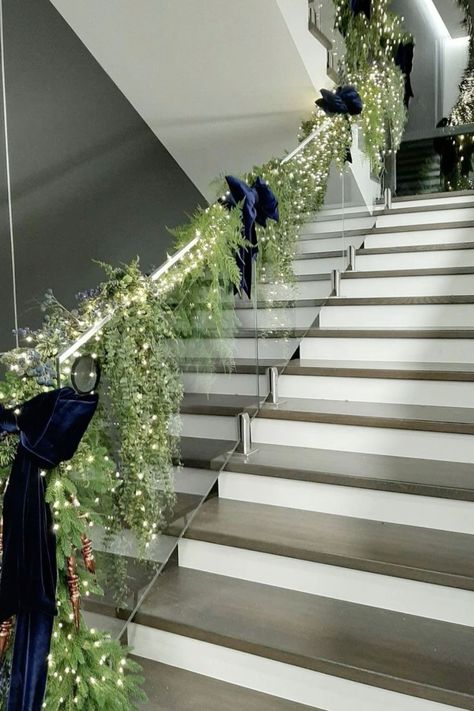 Corporate Christmas Decor, Stairs Christmas Decor, Xmas Stairs, Stairs Christmas, Green Christmas Tree Decorations, Black Christmas Decorations, Christmas Staircase, Outdoor Christmas Decoration Ideas, Outdoor Decoration Ideas