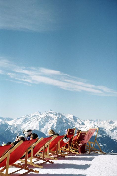 Gerlos on film, winter sports Slim Aarons Ski Photography, Ski Village Aesthetic, Vintage Ski Aesthetic, Apres Ski Vibes, Retro Winter Aesthetic, Aesthetic Ski Pictures, Winter Cinematography, Ski Mountain Aesthetic, Ski Asethic