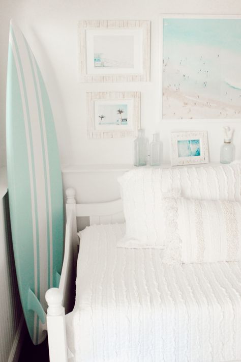 Surfer Studio Reveal - Breezy Designs Preppy Beach Bedroom, Surfer Girl Room Aesthetic, Beachy Bedroom Ideas, Beach Room Aesthetic, Surfer Girl Room, Surfer Girl Bedroom, Surf Bedroom, Surfer Room, Deco Surf