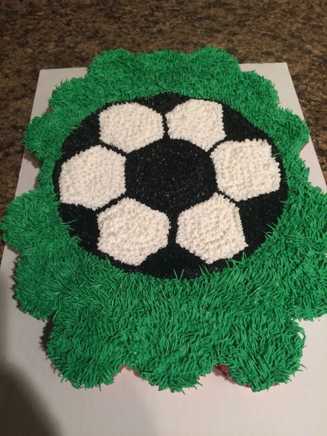 Soccer cupcake cake Soccer Pull Apart Cupcakes, Pull Apart Soccer Cupcake Cake, Soccer Ball Cupcake Cake, Soccer Ball Cupcakes, Soccer Cupcake Ideas, Soccer Cupcake Cake, Soccer Cupcakes, Pull Apart Cupcake, Sport Cupcakes