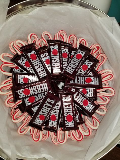 Candy Sale Ideas, Candy Bar Christmas Gifts, Christmas Individual Wrapped Treats, Hershey Bar Christmas Gift Ideas, Mini Candy Cane Ideas, Christmas Wrapped Candy Bars, Christmas Candy Bar Ideas, Hershey Reindeer Candy Bars, Kit Kat Sleigh Candy Bars