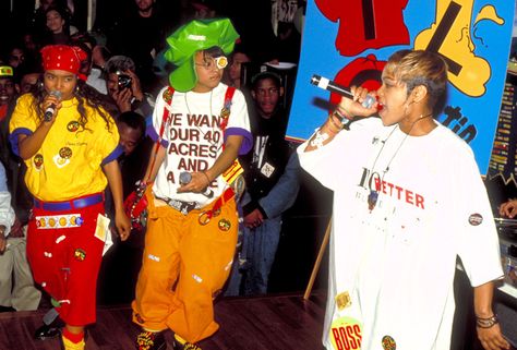 And Chilli layered her oversized t-shirts. | 12 Times TLC Redefined Fashion In The ’90s Tlc Outfits 90s, Tlc Fashion, Tlc Outfits, Lisa Left Eye, Train Music, Party In New York, Left Eye, Dapper Dan, Kids Choice Award