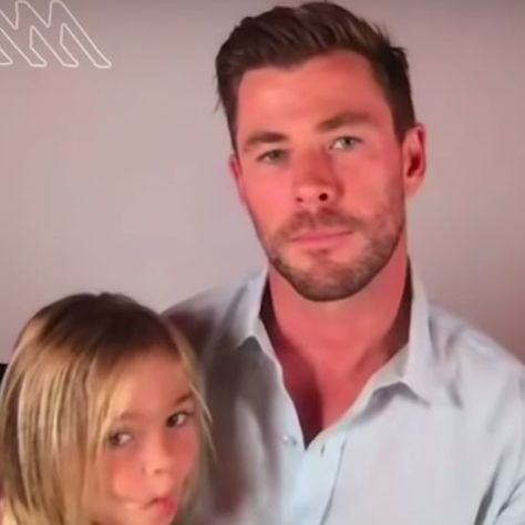 Chris Hemsworth's Son Crashes His Virtual Interview | Video Chris Hemsworth House, Interview Video, Studio Background Images, Australian Actors, Luxury Watch Brands, Marvel Thor, Looking Dapper, Studio Background, Poses For Photos