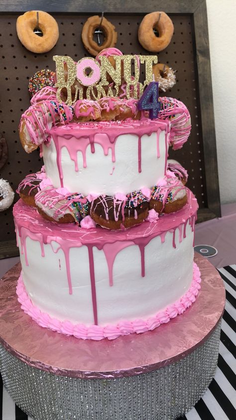 Donut birthday cake.  Sprinkles birthday party. Donut ideas. 4th birthday party. Donut grow up. Birthday Cake Sprinkles, Licorice Cake, Donut Birthday Party Invitations, Donut Birthday Cake, Home Made Cake, Donut Theme Party, Donut Ideas, Sprinkles Birthday Party, Old Cake