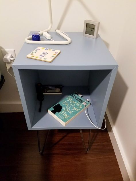 Turn the EKET cube into a Hairpin Leg Nightstand - IKEA Hackers Organizer Ideas Bedroom, Cube Organizer Ideas Bedroom, Cube Organizer Ideas, Nightstand Ikea, Eket Ikea, Eket Cabinet, Ikea White Side Table, Ikea Office Furniture, Bedside Table Ikea