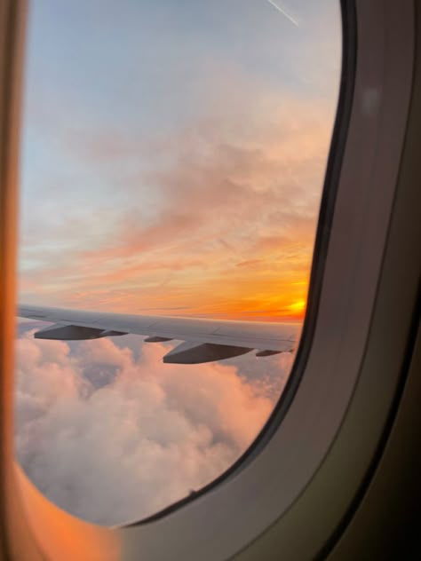 Pretty Airplane View, Trip Aesthetic Airplane, Sunset Airplane Window, Airplane View Aesthetic, Screensavers Aesthetic, Travel Airplane Aesthetic, Airplane Window Aesthetic, Travelling Airplane, Travel Vibes Aesthetic