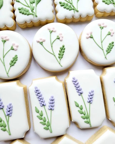 Wild flowers mini cookies. I'm in ❤️ #floralcookies #wildflowers #wildflowercookies #custombiscuits #customcookiesireland #cookiesdublin #cookiesireland #minicookies #dublincookies #decoratedsugarcookies #sugarcookies Wedding Cookies Decorated, Purple Cookies, Royal Icing Cookies Recipe, Wedding Shower Cookies, Lavender Cookies, Flower Sugar Cookies, Royal Icing Flowers, Crazy Cookies, Pink Cookies