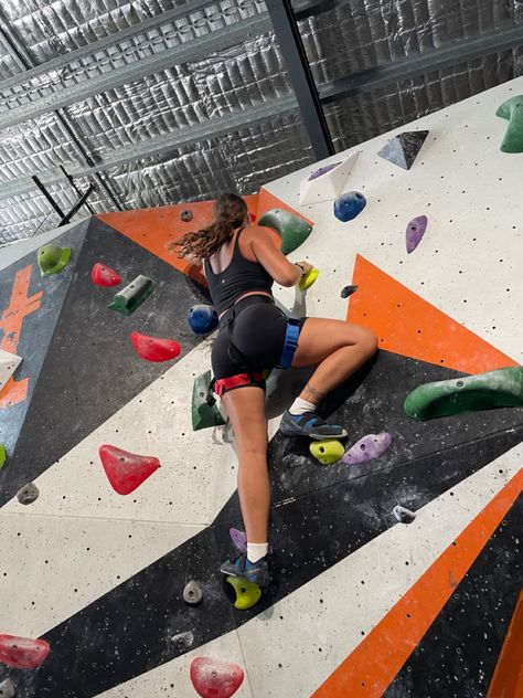 Indoor Rock Climbing Aesthetic, Escalade Aesthetic, Bouldering Aesthetic, Rock Climbing Aesthetic, Indoor Bouldering, Climbing Girl, Bouldering Wall, Cute Hiking Outfit, Indoor Rock Climbing