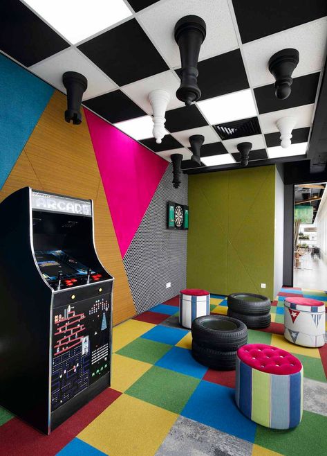 Google's Malaysia Office Photos Fun Office Games, Retro Basement, Board Game Room, Game Room Wall Decor, Geek House, Office Break Room, Recreational Room, Arcade Game Room, Video Game Rooms