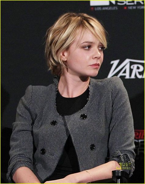 Cute shaggy bob! Carrie Mulligan Hair, Carey Mulligan Hair Bob, Carrie Mulligan Short Hair, Charlotte Gainsbourg Hair Short, Carey Mulligan Blonde, Sally Sparrow, Carey Mulligan Hair, Carrie Mulligan, Fashionable Hairstyles