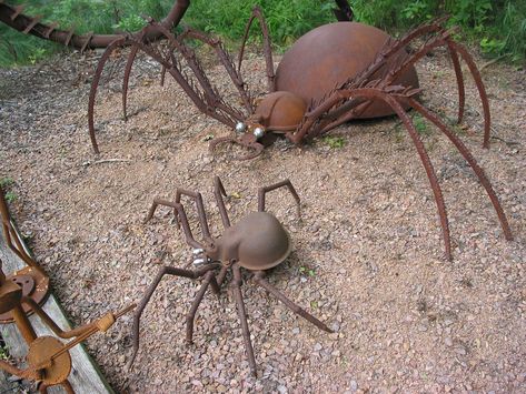 Wire Insects, Geocache Ideas, Recycled Yard Art, Stove Design, Junk Metal Art, Metal Spider, Upcycle Art, Stone Garden Statues, Big Spiders