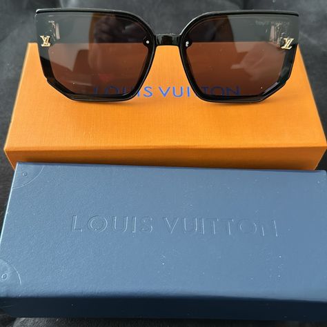 Louis Vuitton Clash Mask Sunglasses With Gold Lv Logo On Side Louis Vuitton Eyeglasses, Lv Sunglasses Women, Louis Vuitton Sunglasses Women, Pretty Sunglasses, Luxury Stuff, Louis Vuitton Watches, Mask Sunglasses, Louis Vuitton Hat, Louis Vuitton Scarf