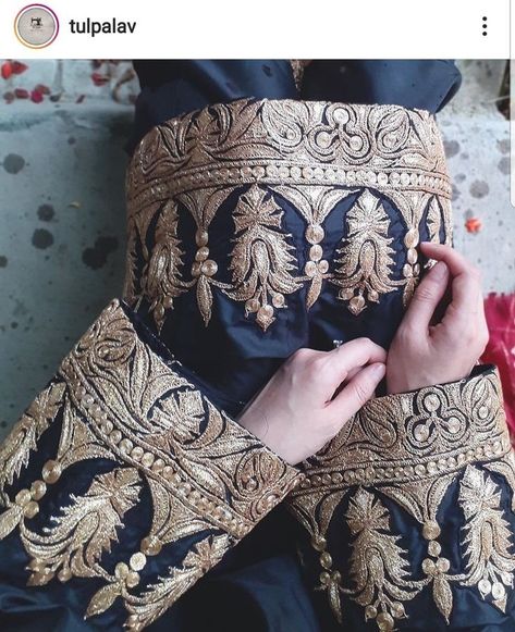 Heena Kochar, Velvet Pakistani Dress, Velvet Dresses Outfit, Tilla Embroidery, Embroidery Suits Punjabi, Embroidery Fashion Detail, Velvet Shawl, Velvet Dress Designs, Suits Punjabi