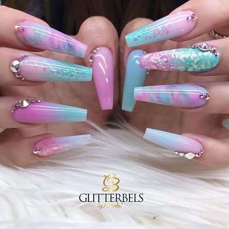 🦄✨Annabel Maginnis✨🦄 en Instagram: “Bringing back summer today with these bubblegum nails 💕💎 Using all Glitterbels colour powders :- @glitterbels Pink Pastel Blue Pastel…” Bubblegum Nails, Unicorn Nails Designs, Nail Types, Nagellack Trends, Shaped Nails, Unicorn Nails, Cute Acrylic Nail Designs, Mermaid Nails, Coffin Shape Nails