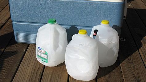 Camping tip - Fill a gallon milk jug almost full with water and 1/4 cup regular table salt (leave space for the ice to expand). Freeze. Pack into your cooler and it acts as an ice block that won't melt all over your food! The salt slows the melting of the ice. Solo Camping, Mobile Living, Milk Jugs, Ice Packs, Table Salt, Camping Items, Camper Ideas, Camping Checklist, Girls Camp