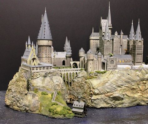 hogwarts castle | Model Hogwarts - Page 9 Hogwarts Model Diy, Hogwarts Diorama, Hogwarts Miniature, Hogwarts Model, Hogwarts Minecraft, Castle Model, Harry Potter Castle, Harry Potter Dolls, Harry Potter Miniatures