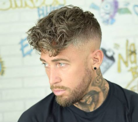 Long men's haircuts 15 ideas for wavy hair: achieving a stylish and versatile look - mens-talk.online Haircut For Wavy Hair, New Hairstyles For Men, Hard Part Haircut, Hairstyles For Receding Hairline, Hairstyles Mens, Curly Hair Fade, 2020 Hairstyles, Crop Haircut, Men Haircut Curly Hair