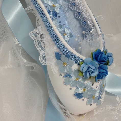 Decorated Pointe Shoes, Ballerina Centerpiece, Ballet Costumes Tutus, Sugarplum Fairy, Dance Crafts, Swan Lake Ballet, Ballet Birthday, Ballet Pointe Shoes, Ballet Gift