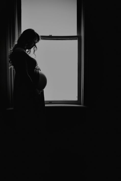 Maternity Window Pictures, Home Maternity Photography, Maternity Silhouette, Studio Maternity Photos, Silhouette Pictures, Photography Movies, Cute Pregnancy Announcement, Pregnant Mother, Moody Interiors