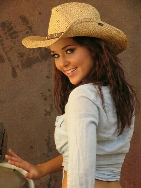 Stunning sexy cowgirl! love her beautiful brown hair and gorgeous dark brown eyes! Wilde Westen, Cowboy Girl, Looks Country, Cowboy Up, Estilo Country, Country Women, Western Girl, Cowgirl Outfits, Cow Girl