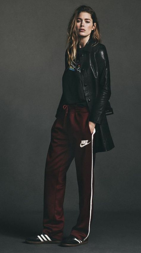 Sporty Chic Street Style, Athleisure Outfits Winter 2024, Cyberpunk Fashion Women Street Styles, Sporty Chic Outfits Street Fashion, Adidas Samba Og Outfit, Sporty Elegant Outfit, Sporty Elegant Style, Tracksuit Outfit Women, Layered Winter Outfits