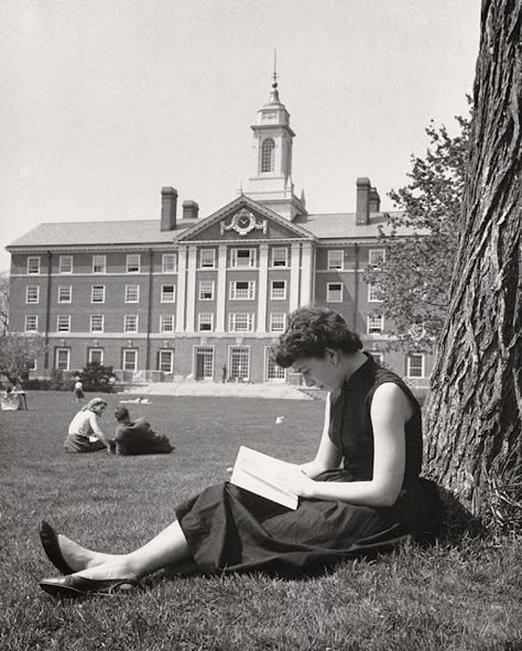 The Pioneers of Preppy: Seven Prestigious American Women's Colleges Gave Us a Way of Dressing That's Still Going Strong Today ~ Vintage Everyday People Reading, Books To Read For Women, Looks Party, Book People, Harvard University, Woman Reading, Reading A Book, Photo Vintage, Style Photography