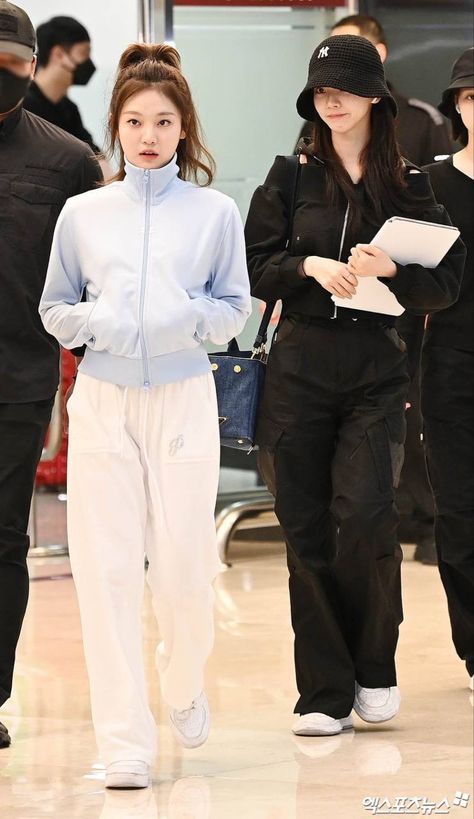 Aespa Karina Airport Fashion, Kpop Idols Winter Outfits, Aespa Casual Outfit, Ningning Outfit Casual, Ningning Airport Fashion, Kpop Airport Outfits, Karina Airport Fashion, Airport Outfit Kpop, Aespa Airport Fashion