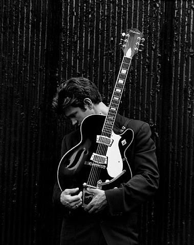 Chris Isaak, by Herb Ritts New York, 1984 Guitar Portrait, Musician Portraits, Chris Isaak, Herb Ritts, Wicked Game, Music Photography, Magazine Photography, Syria, Black And White Photography