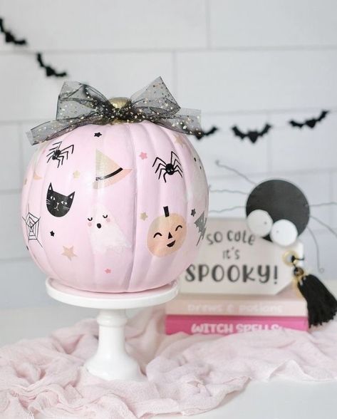 Pink Ghost Pumpkin, Cute Pumpkin Painting Ideas Girly, Day Bed Room, Pastel Halloween Decor, Pumkin Ideas, Pumpkin Inspo, Pumpkin Designs Painted, Pumpkin Painting Party, Halloween Torte