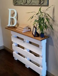 Full Bed. Full Heart.: Entryway Pallet Table Diy Home Decor Pallets, Pallet Hall Table, Pallet Entry Table Diy, Pallet Table Ideas Diy Projects, Palet Ideas Diy, Diy Pallet Furniture Easy, Small Pallet Projects Diy, Easy Pallet Projects For Beginners, Diy Pallet Projects For Beginners