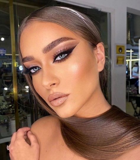 Evening Eye Makeup, Eye Makeup Pictures, Glam Makeup Look, Makijaż Smokey Eye, Glowing Makeup, Dark Makeup, Creative Makeup Looks, Dress Classy, Eye Makeup Art