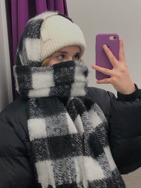 Scarf With Hoodie Outfit, Winter Hats 2023, Winter Hat Aesthetic, Being A Woman, Downtown Outfits, Aesthetic Grunge Outfit, Self Portrait Poses, Aesthetic People